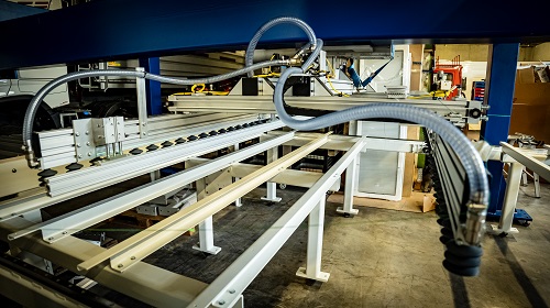 Automatisierte Produktionsanlage mit Führungsschienen