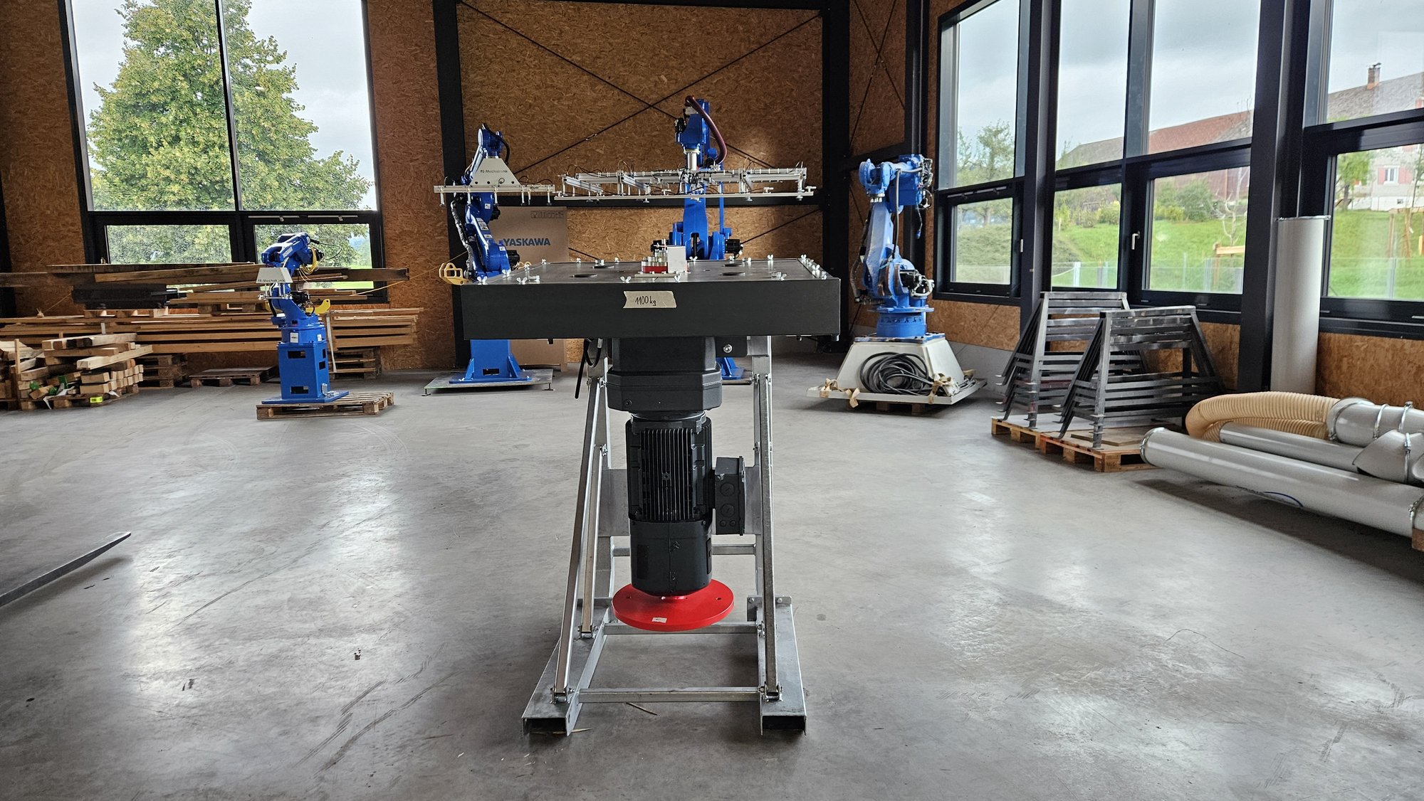 Motor- und Antriebseinheit vor mehreren Yaskawa-Industrierobotern