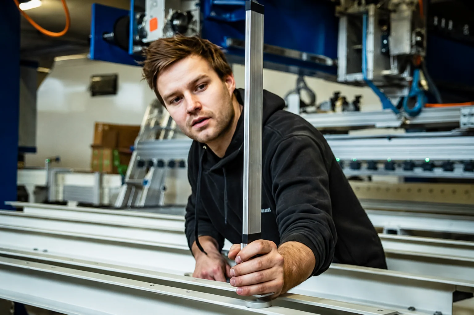 Techniker bei der Montage eines Aluminium-Maschinenrahmens