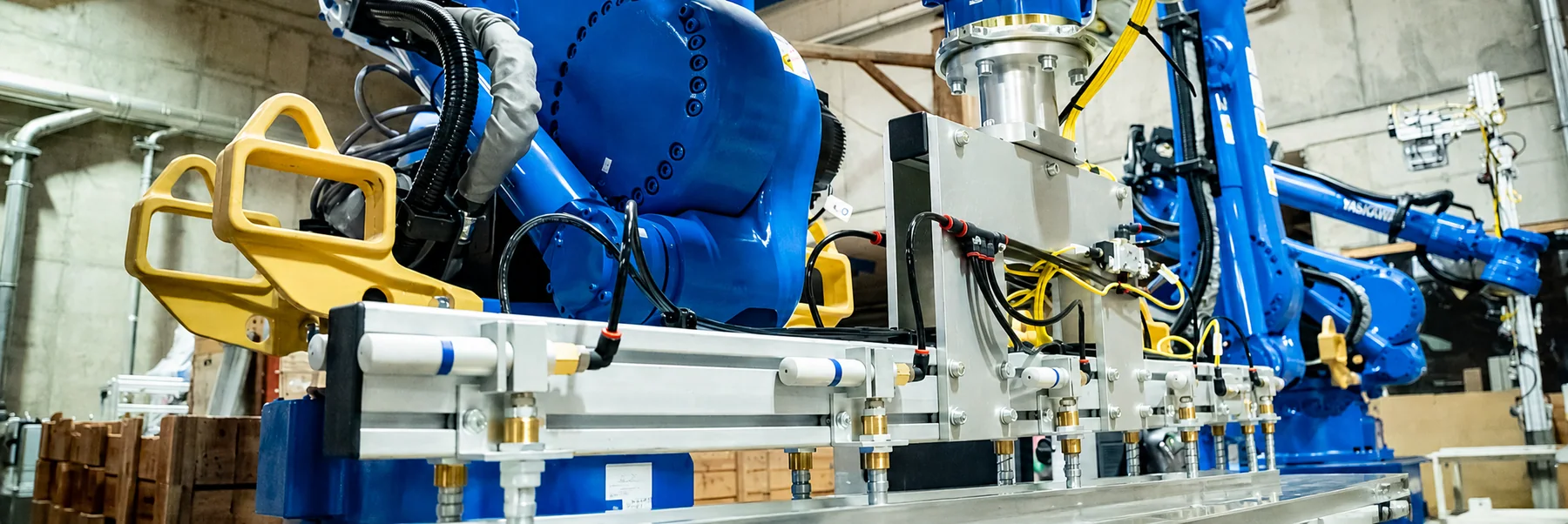 Detailansicht eines Greifersystems an mehreren Industrierobotern