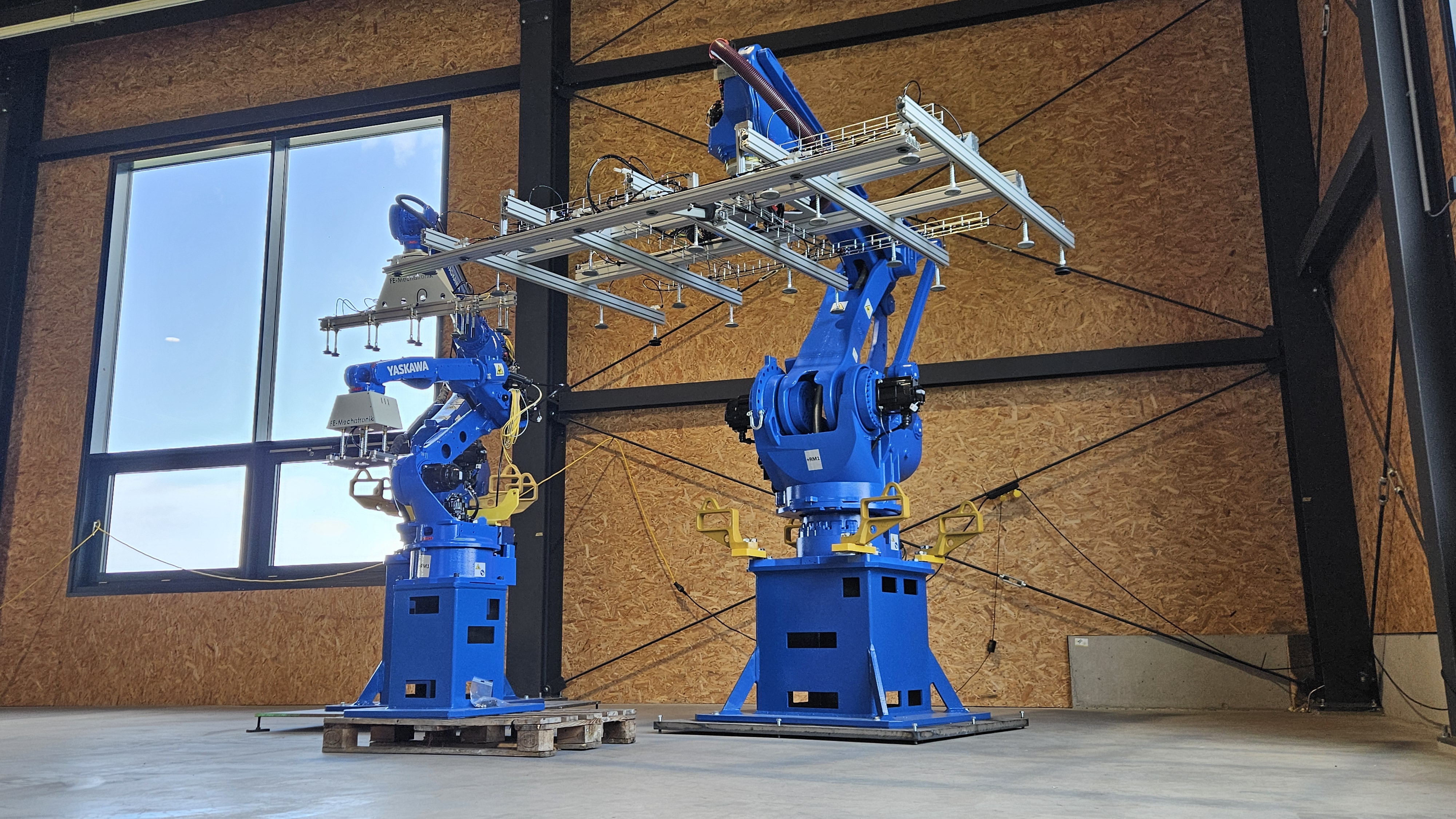 Roboteranlage von FE-Mechatronik mit mehreren Yaskawa-Robotern und Greifersystemen