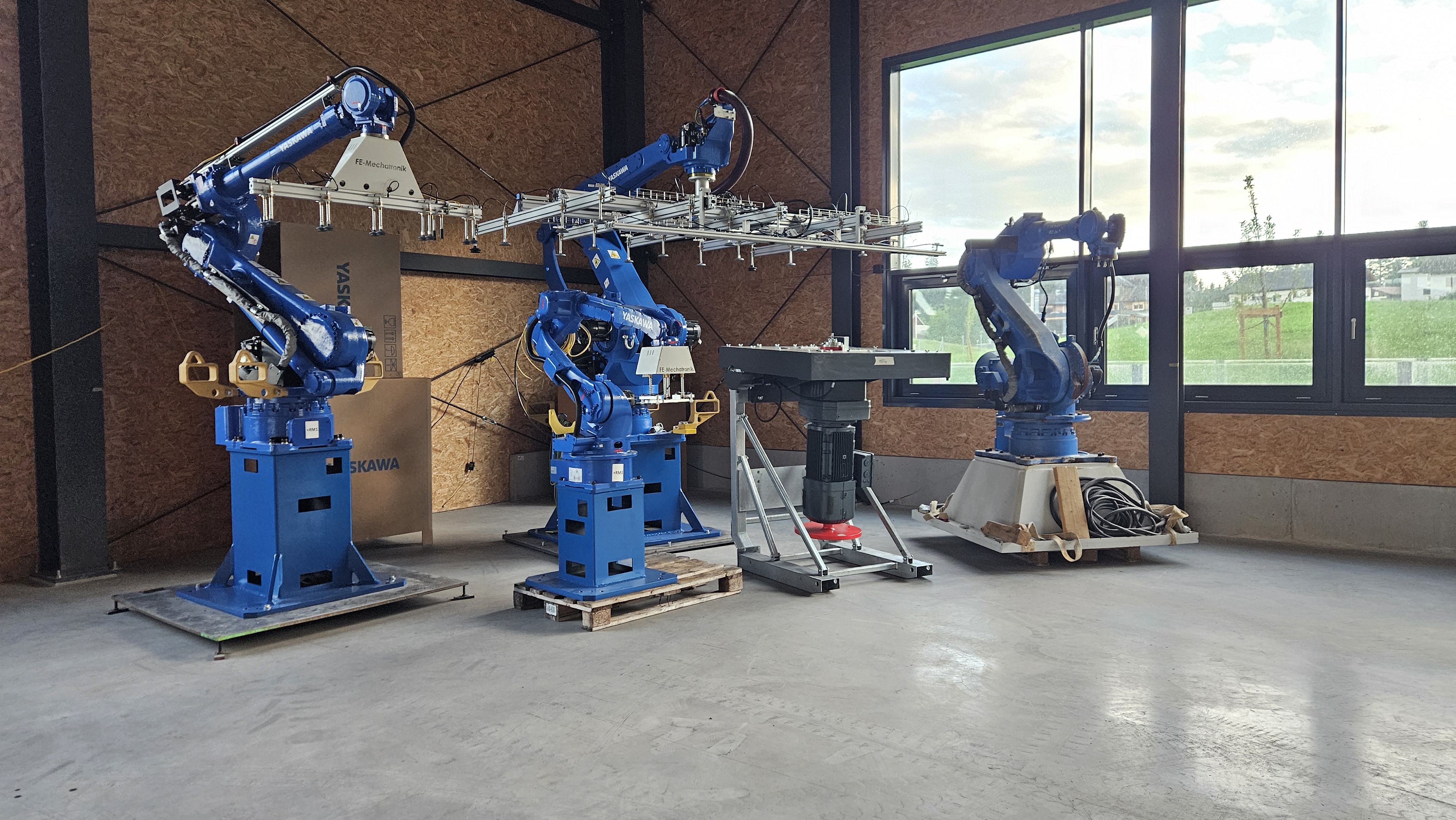 Roboterzelle von FE-Mechatronik mit mehreren Industrierobotern