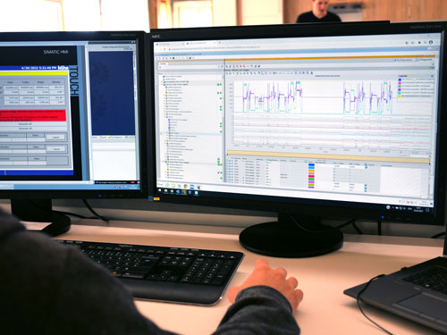 Fehleranalyse einer Maschinensteuerung an zwei Monitoren