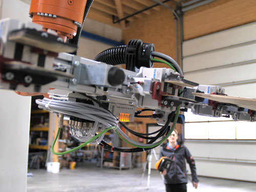 Sensoren und Leitungen am Greifarm eines Industrieroboters