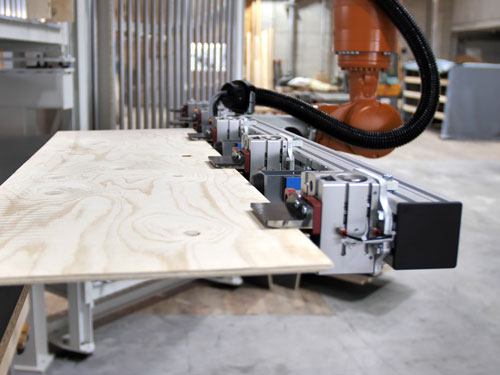 Industrieroboter bei der Bearbeitung einer Holzplatte