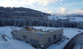 Neuer Firmenstandort in Krumbach während der winterlichen Bauphase